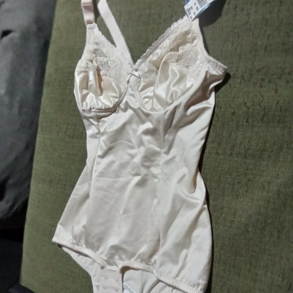 Cream/white bodysuit NWT 38B